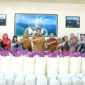 Wali Kota Pariaman, Yota Balad menyalurkan bantuan berupa paket usaha batik dan rajutan kepada 45 perajin lokal, di Balairung Rumah Dinas Wali Kota, Senin (10/8/2026).(poto: padangkita.com).