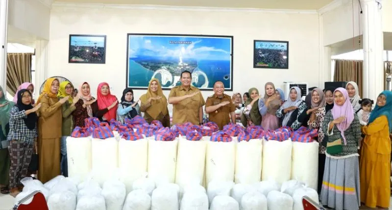 Wali Kota Pariaman, Yota Balad menyalurkan bantuan berupa paket usaha batik dan rajutan kepada 45 perajin lokal, di Balairung Rumah Dinas Wali Kota, Senin (10/8/2026).(poto: padangkita.com).