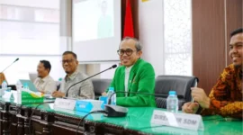 Rektor Universitas Andalas (UNAND) Efa Yonnedi saat Orientasi kepegawaian UNAND.(poto: padangkita.com).