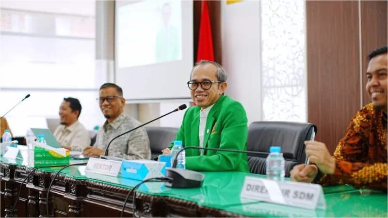 Rektor Universitas Andalas (UNAND) Efa Yonnedi saat Orientasi kepegawaian UNAND.(poto: padangkita.com).