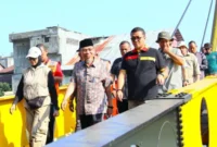 Wakil Wali Kota Padang Maigus Nasir saat meninjau Jembatan Hildesheim yang akan diresmikan pada Hari Jadi Kota Padang ke-357 mendatang.(poto: padangkita.com).
