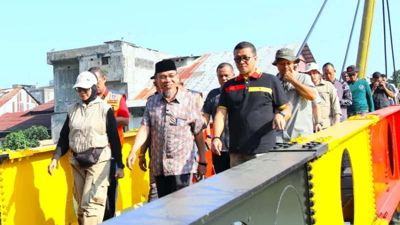Wakil Wali Kota Padang Maigus Nasir saat meninjau Jembatan Hildesheim yang akan diresmikan pada Hari Jadi Kota Padang ke-357 mendatang.(poto: padangkita.com).