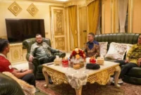 Ketua KONI Kota Padang Erianto Mahmuda bersama Pelatih Gulat Ilmarizal turut mendampingi sang atlet dalam silaturahmi dengan Wali Kota Padang Fadly Amran.(poto: padangkita.com).