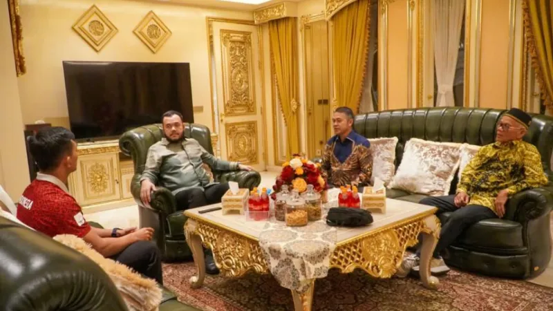 Ketua KONI Kota Padang Erianto Mahmuda bersama Pelatih Gulat Ilmarizal turut mendampingi sang atlet dalam silaturahmi dengan Wali Kota Padang Fadly Amran.(poto: padangkita.com).