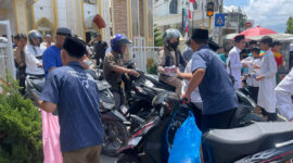 Warung Buk Dorlan bagikan makanan gratis berupa 100 kotak nasi dan 100 gelas jus segar kepada masyarakat pada Jumat (7/8/2026).