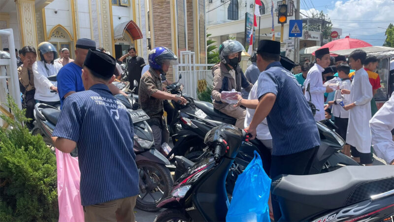 Warung Buk Dorlan bagikan makanan gratis berupa 100 kotak nasi dan 100 gelas jus segar kepada masyarakat pada Jumat (7/8/2026).