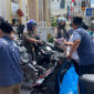 Warung Buk Dorlan bagikan makanan gratis berupa 100 kotak nasi dan 100 gelas jus segar kepada masyarakat pada Jumat (7/8/2026).