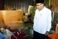 Wakil Wali Kota Padang Maigus Nasir membesuk warganya yang sedang terbaring sakit.(poto: padangkita.com).