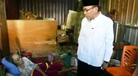 Wakil Wali Kota Padang Maigus Nasir membesuk warganya yang sedang terbaring sakit.(poto: padangkita.com).
