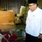 Wakil Wali Kota Padang Maigus Nasir membesuk warganya yang sedang terbaring sakit.(poto: padangkita.com).
