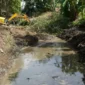 Dinas Pekerjaan Umum dan Penataan Ruang (PUPR) Kota Padang mengeruk Sungai Pampangan Nan XX, Kecamatan Lubuk Begalung.(poto: padangkita.com).