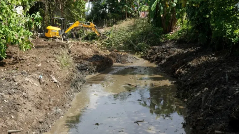 Dinas Pekerjaan Umum dan Penataan Ruang (PUPR) Kota Padang mengeruk Sungai Pampangan Nan XX, Kecamatan Lubuk Begalung.(poto: padangkita.com).