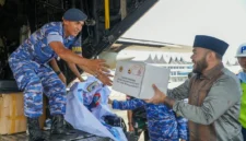 Wali Kota Padang Fadly Amran melepas langsung keberangkatan logistik pangan tersebut dari Bandara Internasional Minangkabau pada Sabtu, 22 Agustus 2026.(poto : radarsumbar.com).