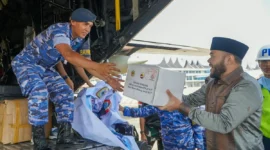 Wali Kota Padang Fadly Amran melepas langsung keberangkatan logistik pangan tersebut dari Bandara Internasional Minangkabau pada Sabtu, 22 Agustus 2026.(poto : radarsumbar.com).