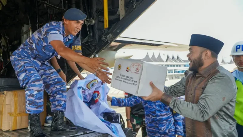 Wali Kota Padang Fadly Amran melepas langsung keberangkatan logistik pangan tersebut dari Bandara Internasional Minangkabau pada Sabtu, 22 Agustus 2026.(poto : radarsumbar.com).