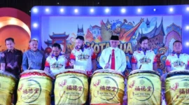 Wali Kota Padang Fadly Amran meresmikan Festival Kota Tua 2026 yang menghadirkan peserta dari 7 negara.(poto: padangkita.com).
