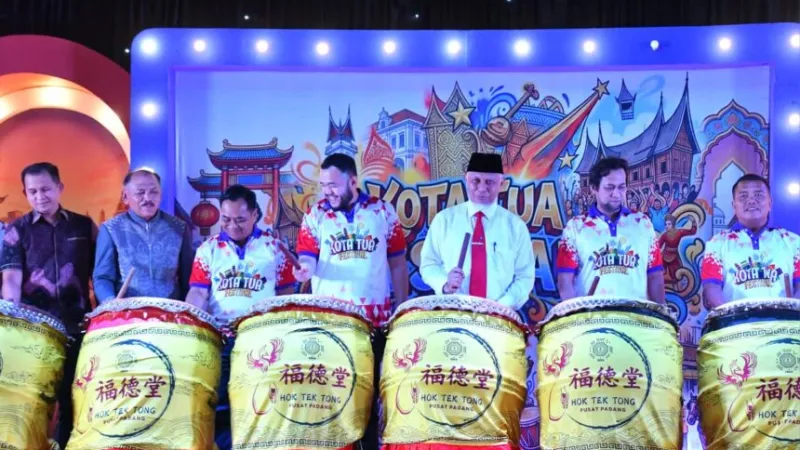 Wali Kota Padang Fadly Amran meresmikan Festival Kota Tua 2026 yang menghadirkan peserta dari 7 negara.(poto: padangkita.com).