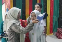 Penerima Bantuan Seragam Sekolah Gratis Progul Padang Juara di SMPN 11 Padang.(poto: padangkita.com).