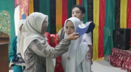 Penerima Bantuan Seragam Sekolah Gratis Progul Padang Juara di SMPN 11 Padang.(poto: padangkita.com).