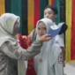Penerima Bantuan Seragam Sekolah Gratis Progul Padang Juara di SMPN 11 Padang.(poto: padangkita.com).
