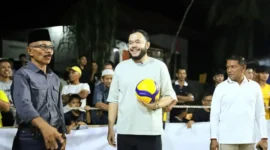 Wali Kota Padang, Fadly Amran, secara resmi membuka Turnamen Bola Voli Wali Kota Padang Cup di Lapangan Bola Voli Batuang.(poto: padangkita.com).