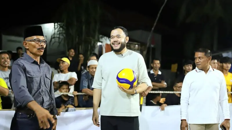 Wali Kota Padang, Fadly Amran, secara resmi membuka Turnamen Bola Voli Wali Kota Padang Cup di Lapangan Bola Voli Batuang.(poto: padangkita.com).