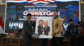 Guspardi Gaus merayakan ulang tahun ke-70 dengan meluncurkan tujuh buku politik di Padang, yang dihadiri jajaran pimpinan Sumatera Barat.(poto: padangkita.com).