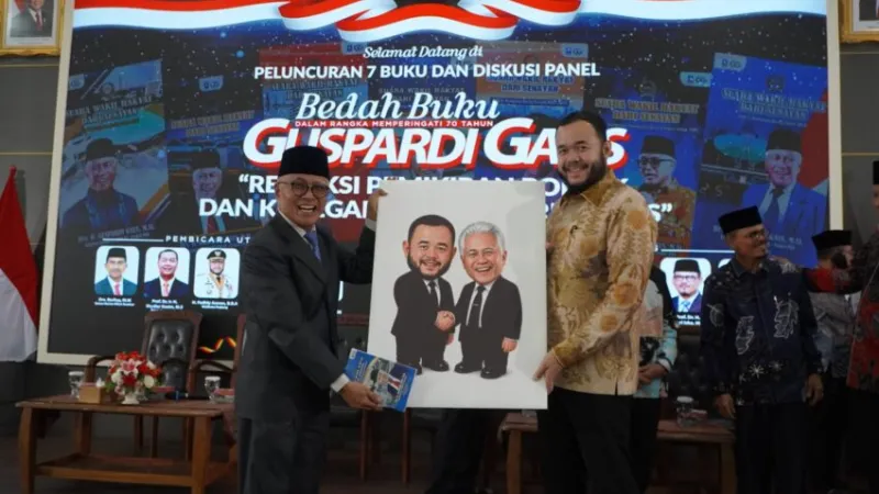 Guspardi Gaus merayakan ulang tahun ke-70 dengan meluncurkan tujuh buku politik di Padang, yang dihadiri jajaran pimpinan Sumatera Barat.(poto: padangkita.com).