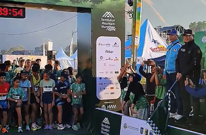 Gubernur NTB H. Lalu Muhamad Iqbal membuka acara gelaran Sembalun Mountain Marathon Festival 2026 pada Ahad (20/9/2026).(poto: kominfo).