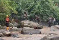 Tim SAR gabungan memperluas radius pencarian korban terdampak banjir bandang Arosuka Solok hingga mencapai 14 kilometer pada Kamis (24/9/2026).(poto: fajarsumbar.com).