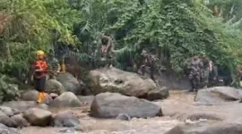 Tim SAR gabungan memperluas radius pencarian korban terdampak banjir bandang Arosuka Solok hingga mencapai 14 kilometer pada Kamis (24/9/2026).(poto: fajarsumbar.com).