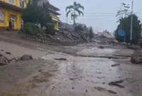 Bencana banjir bandang Solok menerjang wilayah permukiman warga dan kawasan pemerintahan pada Senin (21/9/2026) malam.(poto: fajarsumbar.com).