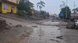 Bencana banjir bandang Solok menerjang wilayah permukiman warga dan kawasan pemerintahan pada Senin (21/9/2026) malam.(poto: fajarsumbar.com).