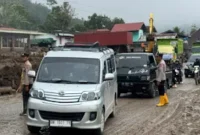 Aparat kepolisian menutup sementara Jalan Baru Kayu Aro di Kabupaten Solok pada Jumat (25/9/2026).(poto: fajarsumbar.com).