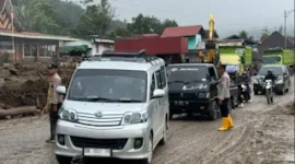 Aparat kepolisian menutup sementara Jalan Baru Kayu Aro di Kabupaten Solok pada Jumat (25/9/2026).(poto: fajarsumbar.com).