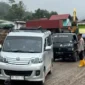 Aparat kepolisian menutup sementara Jalan Baru Kayu Aro di Kabupaten Solok pada Jumat (25/9/2026).(poto: fajarsumbar.com).