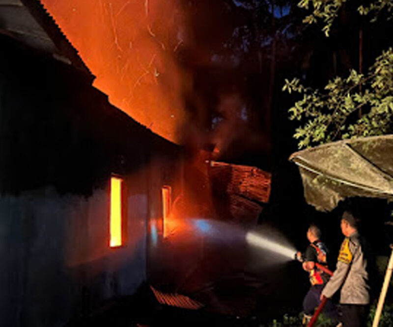 Si jago merah melahap habis satu unit tempat tinggal warga dalam musibah kebakaran rumah padang pariaman pada Minggu (20/9/2026) malam.(poto: fajarharapan.id).