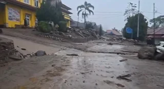 Bencana banjir bandang Solok menerjang wilayah permukiman warga dan kawasan pemerintahan pada Senin (21/9/2026) malam.(poto: fajarsumbar.com).