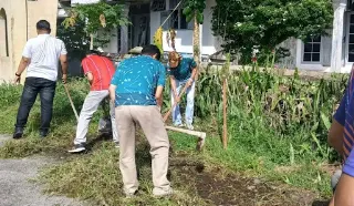Pemkab Padang Pariaman revitalisasi Pantai Arta Permai melalui gerakan gotong royong massal demi memulihkan denyut pariwisata daerah.(poto: fajarsumbar.com).