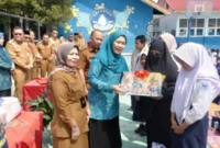 Ketua TP PKK Kota Sungai Penuh sekaligus Bunda PAUD, Ny. Sri Kartini Alfin, memimpin langsung penyaluran bantuan Program 3S Sungai Penuh bagi keluarga berisiko stunting dan warga miskin ekstrem.(poto: istimewa).