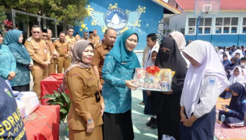 Ketua TP PKK Kota Sungai Penuh sekaligus Bunda PAUD, Ny. Sri Kartini Alfin, memimpin langsung penyaluran bantuan Program 3S Sungai Penuh bagi keluarga berisiko stunting dan warga miskin ekstrem.(poto: istimewa).