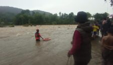 Tim SAR Gabungan bersama Badan Penanggulangan Bencana Daerah (BPBD) Kota Padang berhasil mengevakuasi seorang warga yang terjebak di Sungai Lubuak Jambak,Sabtu (19/9/2026) sore.(poto: radarsumbar.com).