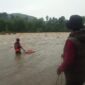 Tim SAR Gabungan bersama Badan Penanggulangan Bencana Daerah (BPBD) Kota Padang berhasil mengevakuasi seorang warga yang terjebak di Sungai Lubuak Jambak,Sabtu (19/9/2026) sore.(poto: radarsumbar.com).