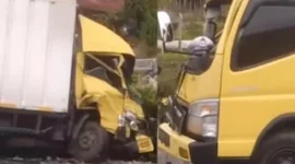Kecelakaan dua truk panyalaian mengejutkan pengguna jalan yang melintas di kawasan Nagari Aie Angek, Kecamatan X Koto, Kabupaten Tanah Datar, Sumatera Barat.(poto: fajarsumbar.com).