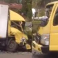 Kecelakaan dua truk panyalaian mengejutkan pengguna jalan yang melintas di kawasan Nagari Aie Angek, Kecamatan X Koto, Kabupaten Tanah Datar, Sumatera Barat.(poto: fajarsumbar.com).