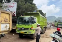 Arus lalu lintas Solok Padang kembali normal Selasa malam.(poto: fajarsumbar.com).