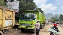 Arus lalu lintas Solok Padang kembali normal Selasa malam.(poto: fajarsumbar.com).