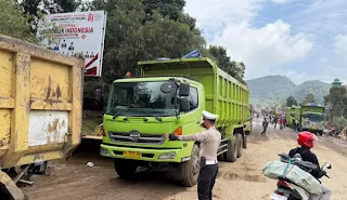 Arus lalu lintas Solok Padang kembali normal Selasa malam.(poto: fajarsumbar.com).