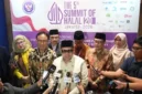 Kepala Badan Penyelenggara Jaminan Produk Halal (BPJPH) Ahmad Haikal Hasan saat memberikat keterangan pers didepan Wartawan.(poto: fajarsumbar.com).