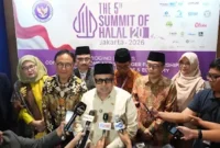 Kepala Badan Penyelenggara Jaminan Produk Halal (BPJPH) Ahmad Haikal Hasan saat memberikat keterangan pers didepan Wartawan.(poto: fajarsumbar.com).